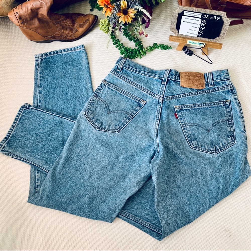 LEVI Relaxed Fit | 32 x 34 | Medium-Wash Mens Jean